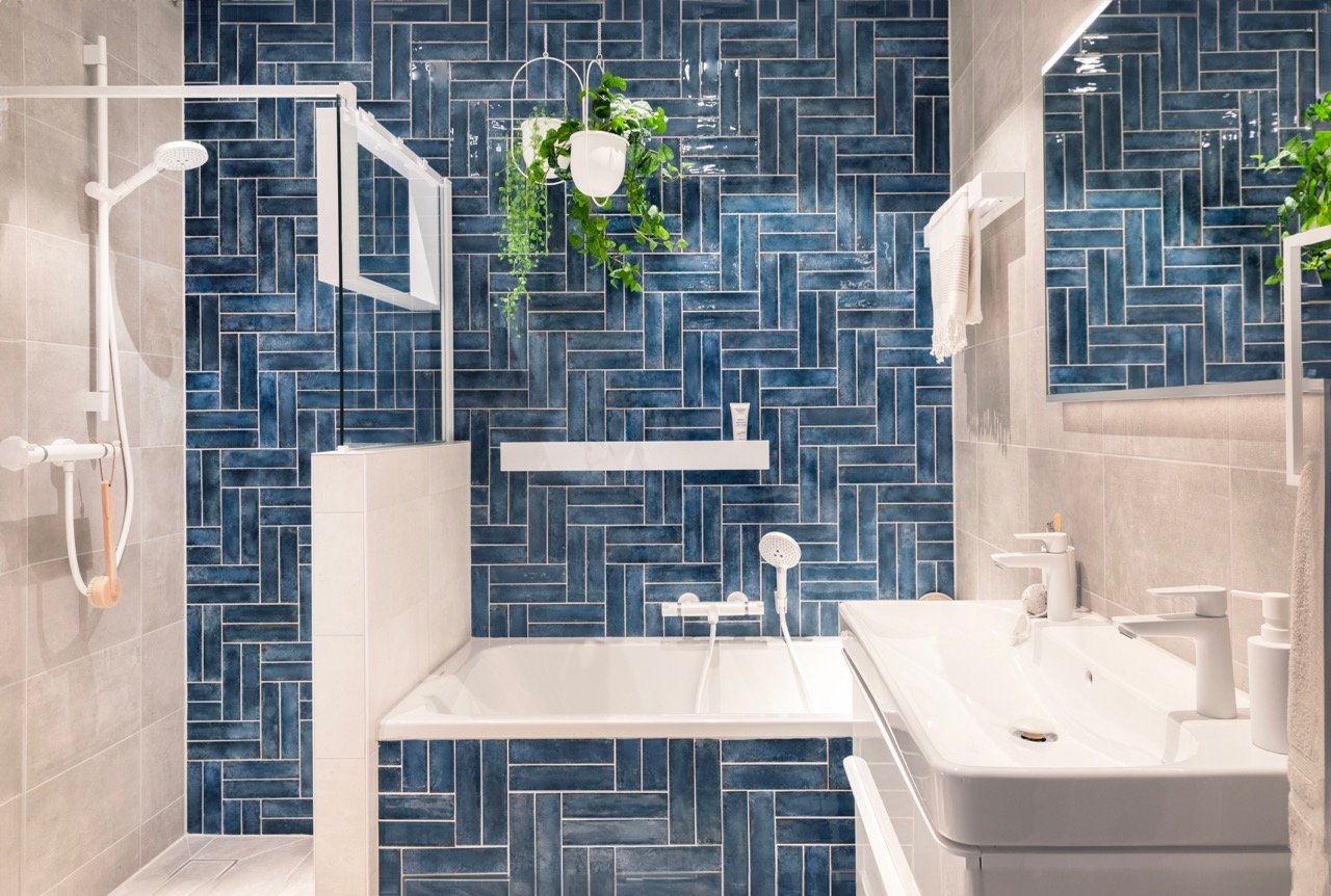 Blauwe kleine badkamer